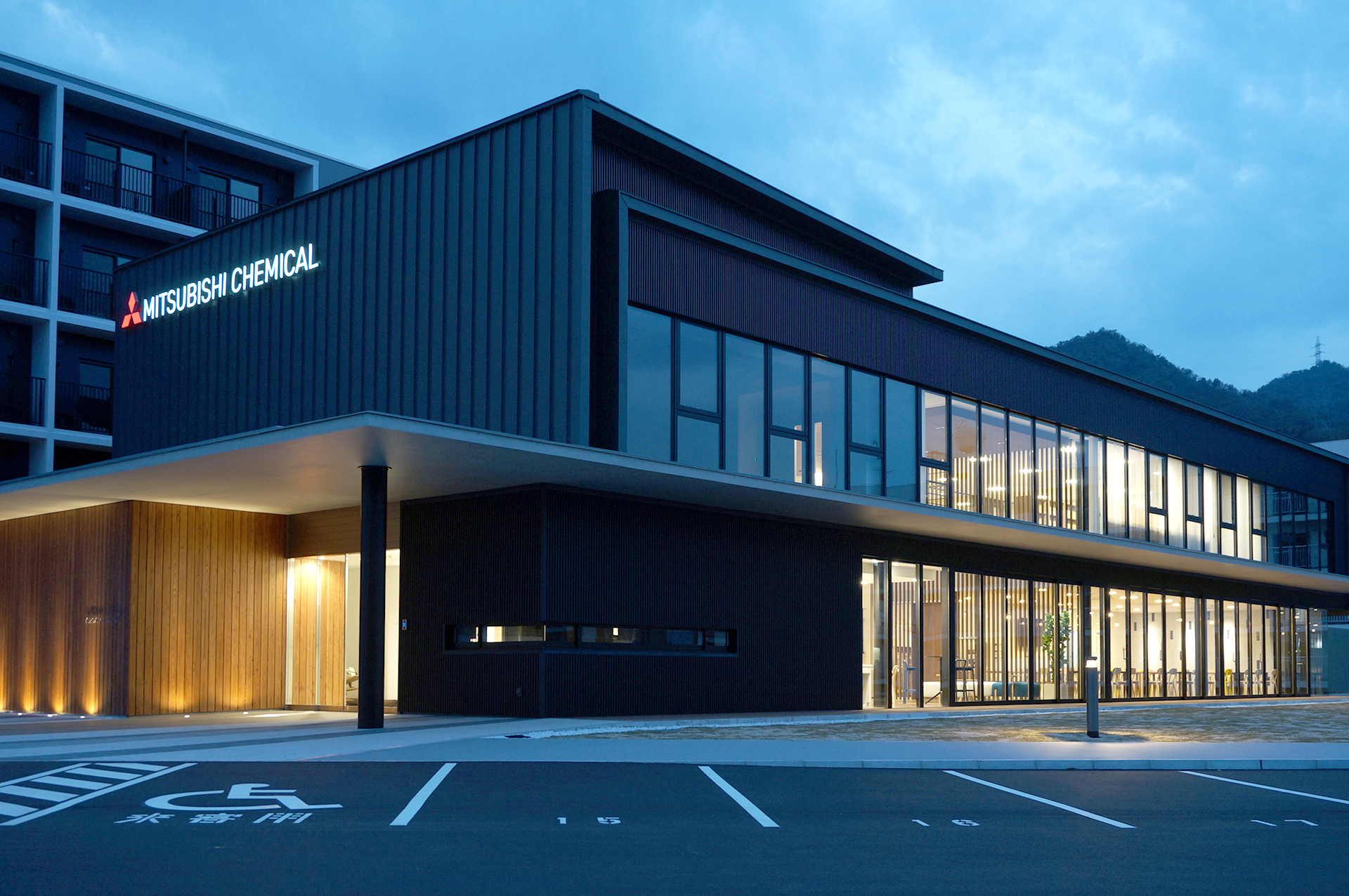 九気建築学 Mitsubishi Chemical – Kurokawa Square ‒ KARIMOKU NEW