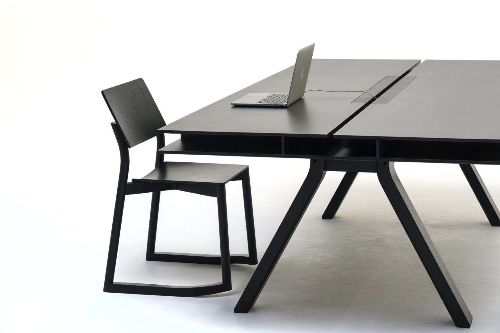 Spectrum Workstation DT 240 ‒ KARIMOKU NEW STANDARD (KNS)