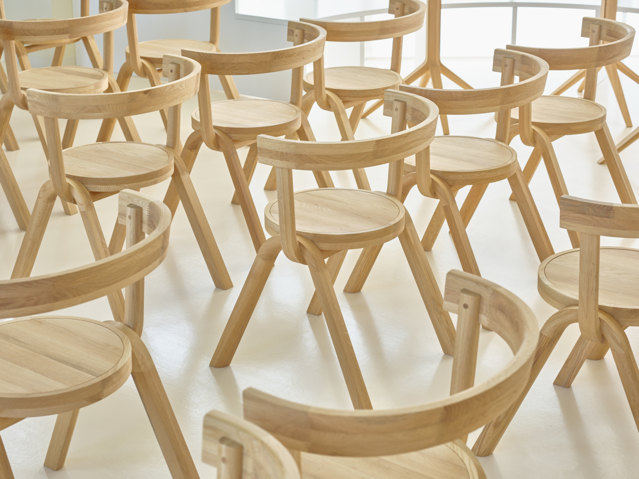 ありす豊島。カリモク4脚セット HUG Chair】ECALとKNSの協働 2025年大阪・関西万博スイスパビリオンに