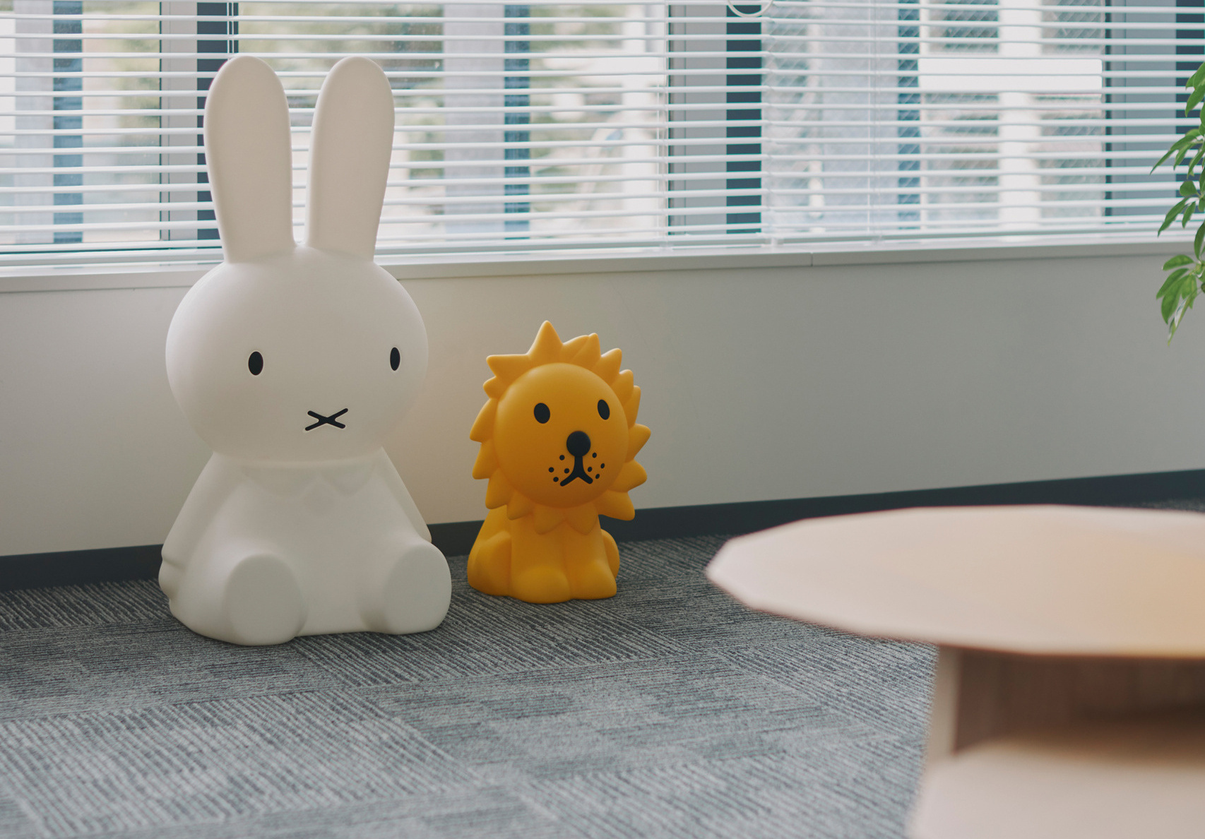 ディック・ブルーナ・ジャパンオフィスに特注カラーウッドテーブルが